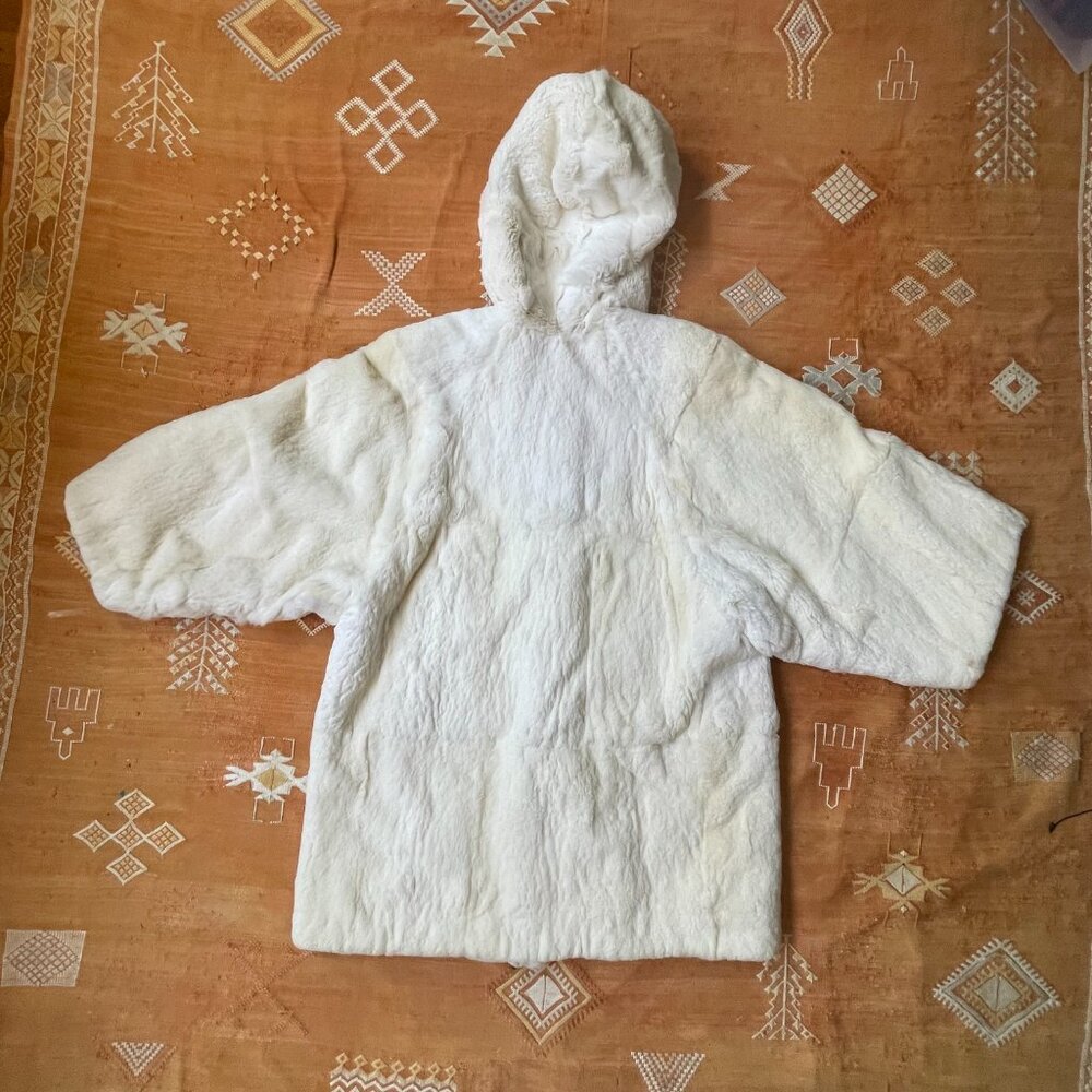 Vintage White Fur Hooded Coat – Oversized Short Sleeve Plush Winter Jacket L-XL - Picture 8 of 8